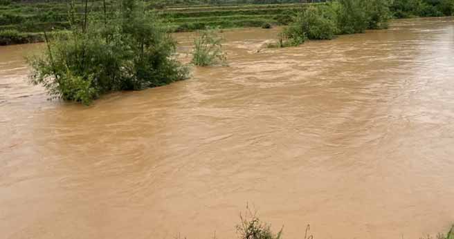 防汛常規(guī)物資中主要包含麻袋吸水膨脹袋,無紡布吸水膨脹袋,防汛沙袋,防汛噸袋,防汛編織袋,雨衣,雨靴,雨傘,彩條布,工兵鏟,十字鎬,八磅錘,應急救生包等。