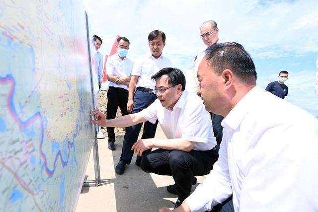 防汛常規(guī)物資中主要包含麻袋吸水膨脹袋,無紡布吸水膨脹袋,防汛沙袋,防汛噸袋,防汛編織袋,雨衣,雨靴,雨傘,彩條布,工兵鏟,十字鎬,八磅錘,應(yīng)急救生包等。