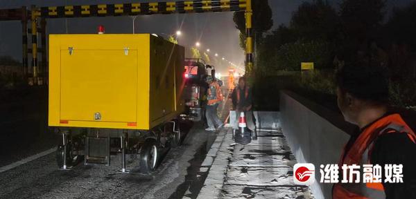 防汛常規(guī)物資中主要包含麻袋吸水膨脹袋,無(wú)紡布吸水膨脹袋,防汛沙袋,防汛噸袋,防汛編織袋,雨衣,雨靴,雨傘,彩條布,工兵鏟,十字鎬,八磅錘,應(yīng)急救生包等。