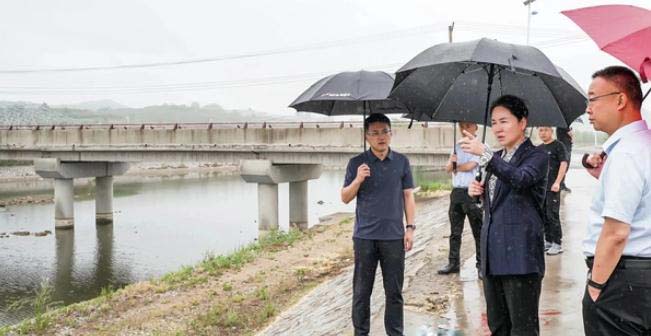 海陽市領(lǐng)導(dǎo)開展社區(qū)&ldquo;雙報到&rdquo;和巡河、防汛調(diào)研