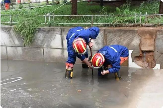 麒麟?yún)^(qū)遭暴雨突襲|部分道路積水嚴(yán)重，消防緊急排澇解憂